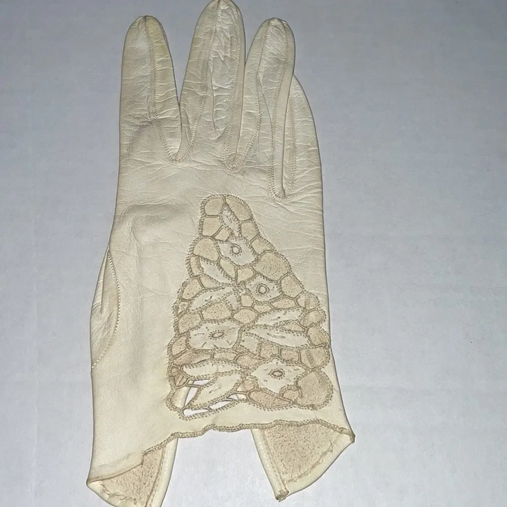 Vtg‎ cream colored leather gloves with lace detail